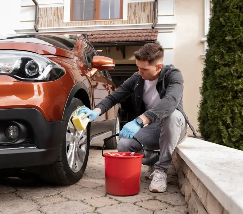 Lavage auto à domicile L'Isle-en-Rigault : professionnel intervenant sur un véhicule